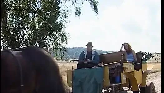 Brünette schlampe masturbiert, bevor sie einen blowjob gibt