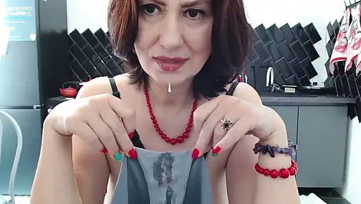 Pazar günleri külot yalıyor ve kokuyor