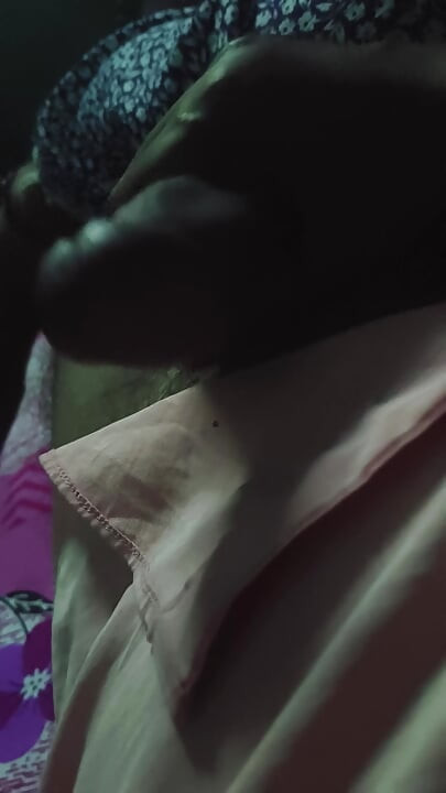 Wife aur husband raat ko sex karte hain aur bada Anand aata Hai jab andar leti Hai