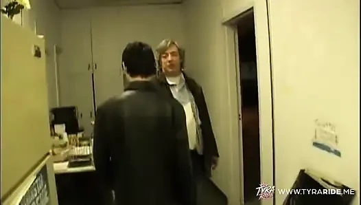 Dövmeli esmer kadın arka koltukta sakso çekiyor