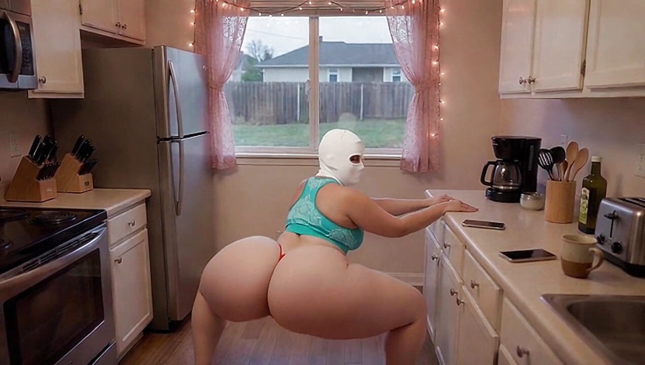 Madrasta fazendo ioga na cozinha