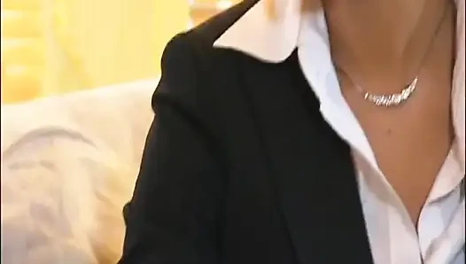 Wanita bisnis pelacur disetubuhi oleh bos kaya selama wawancara
