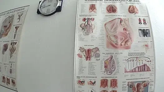 Tante semok ini lagi asik masturbasi pakai vibrator: muncrat paling hot!