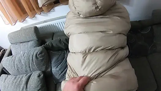 Zerrissene strumpfhosen-schlampe in geschwollener kapuze. Blowjob, doggystyle und doppel-sperma auf meinen mäntel