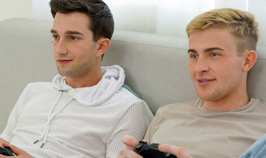 Twee schattige twink jongens stiefbroers hebben seks tijdens een videogame