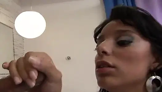 Seksi kelly büyük bir yarağı emiyor ve sonra sert biniyor