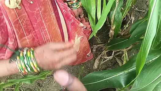 Sister-in-law called me to the field of maize today and sister-in-law sucked my cock and removed the water, then I picked up sister-in-law's two legs and fucked my sister-in-law loudly.