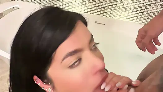 Sara Retali трахает Chris Diamond в ванной отеля