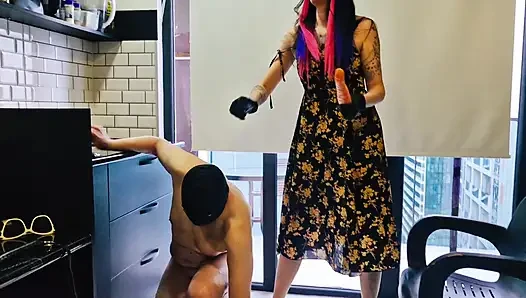 Permainan anal di dapur. Nika si cewek dominan lagi asik ngentot pantat budak seksnya pakai wortel sampai dia crot.
