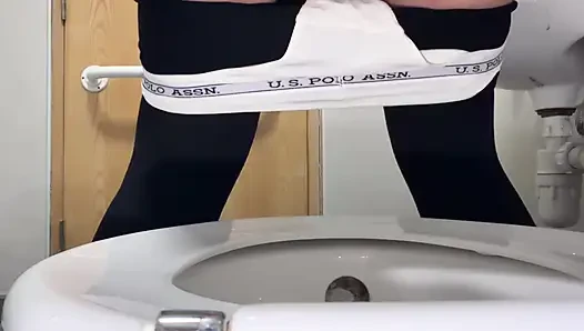 Mädchen Mit Sahniger Muschi Pinkelt Zu Hause, Toilettenzusammenstellung