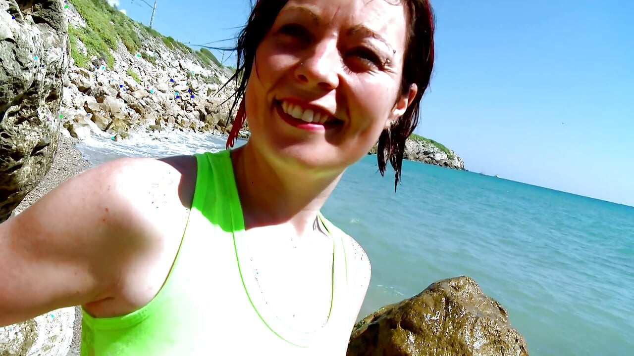 ممارسة الجنس على الشاطئ مع فتاة شابة جميلة