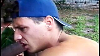 Schwuler Typ bekommt sein Arschloch im Freien von einer riesigen Stange geknallt