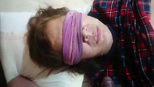 Üvey oğul yarağını üvey annesinin ağzına sokuyor