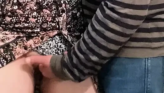 Die finger dieses fremden reibten meine muschi unter dem rock