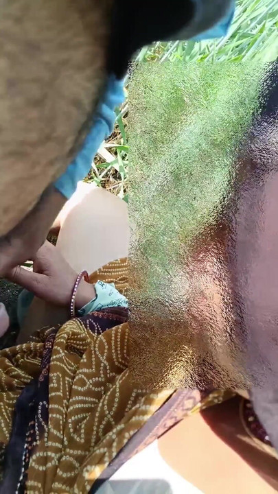 ในทุ่งข้าวสาลีกลางแจ้ง เธอกลายเป็นแม่น่าเย็ดดูดควยและเย็ดหีเธอต่อหน้าพ่อตาลูกสาว | คลิป 2