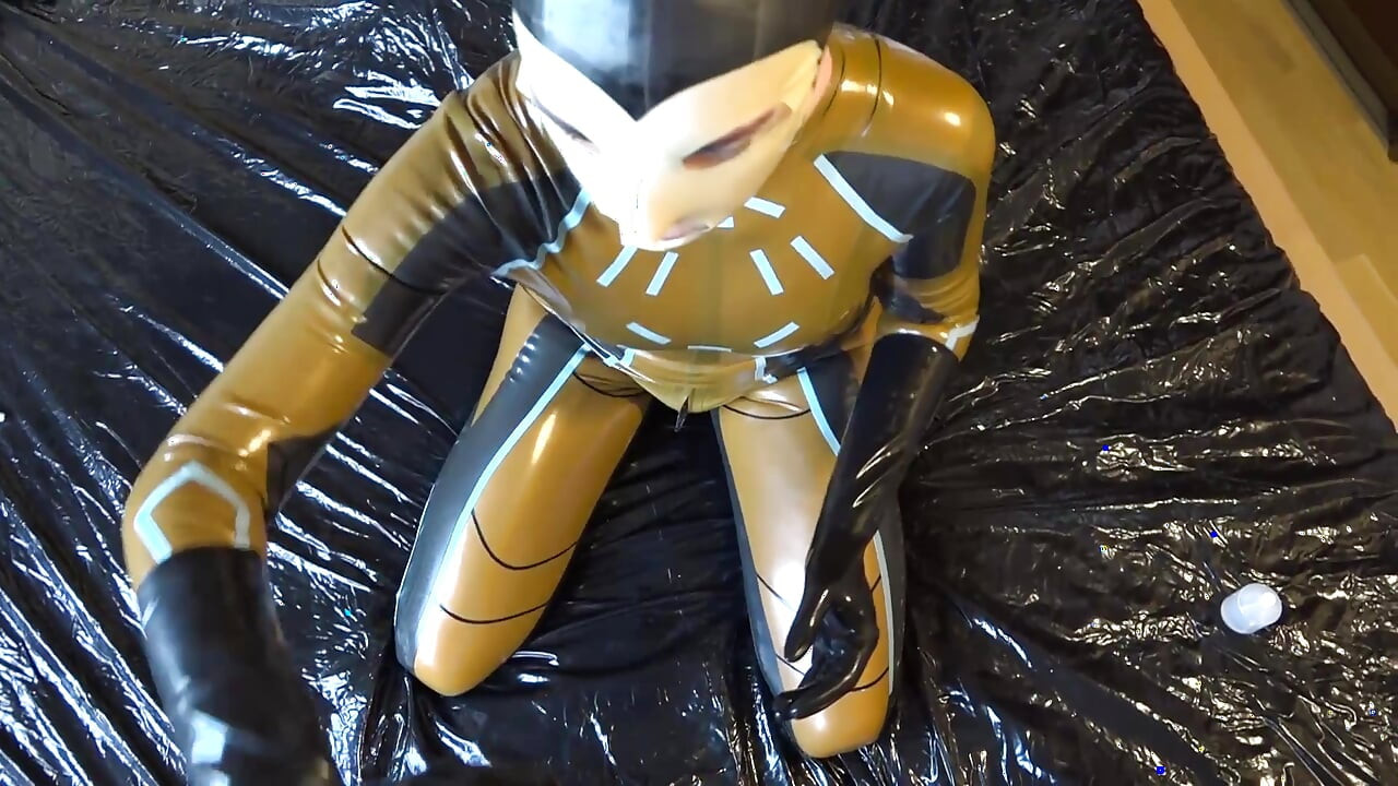 Latex Danielle try make cum to latex mask face