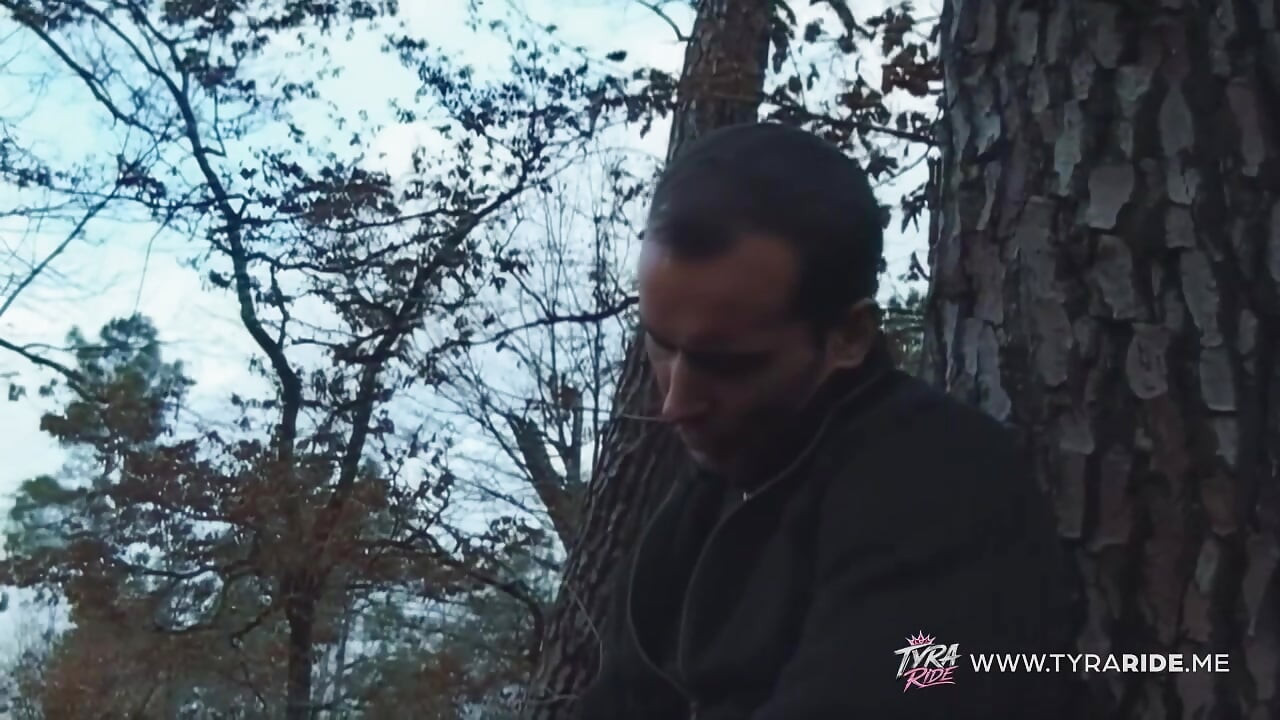 Blondă și brunetă în întâlniri cu baie cu aburi și pădure