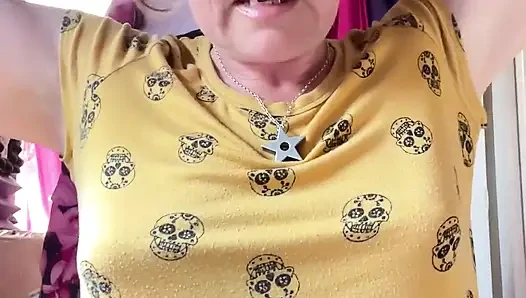 Üstsüz bahçe işi yapmak için güneş kremine tokat atıyorum ama yakalandım