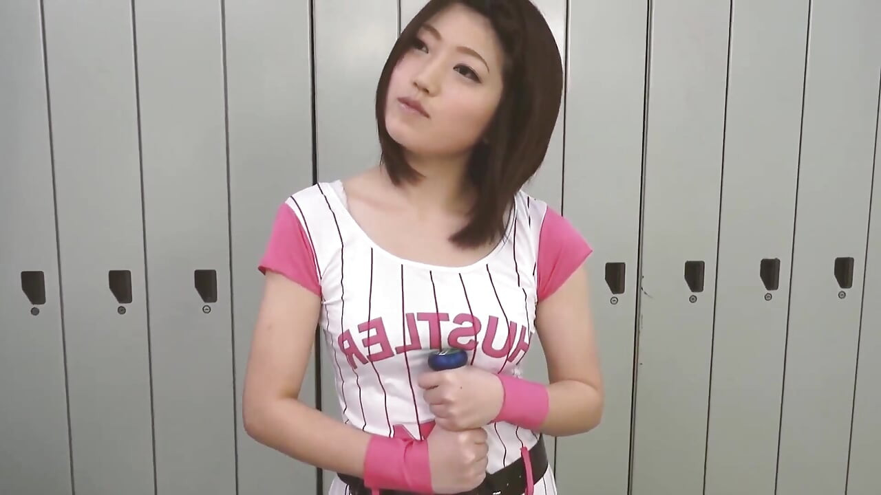 Büyük memeli Japonya sahnesi 4: güzel Japon kadın soyunma odasında sert seks yapıyor