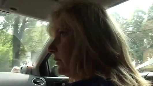 Süße blondine mit dickem arsch wird in ihre nasse fotze gefickt und auf titten abgemolken