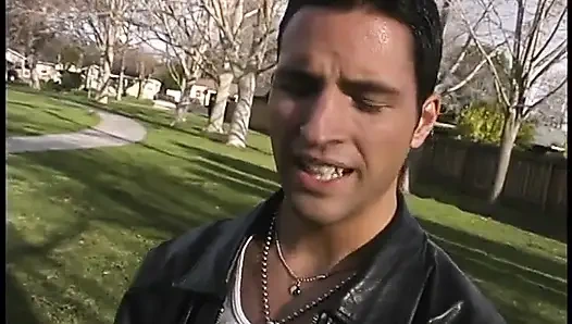 Şehvetli latin yuvarlak götünü domaltarak siktiriyor