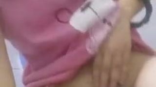 Zapomniała ogolić swoją cipkę, zanim nakręciła seksowne wideo
