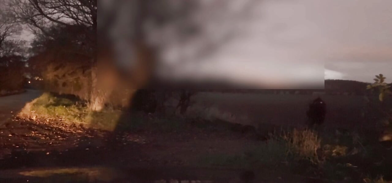 Дрочить в панчохах, ухиляючись від автомобілів, які проходять повз