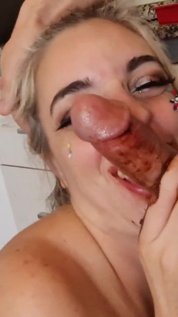 Detik ikonik dari "pen padang pasir dihidangkan. BATANG DENGAN COKLAT. BLOWJOB MENDALAM YANG MELAMPAU"