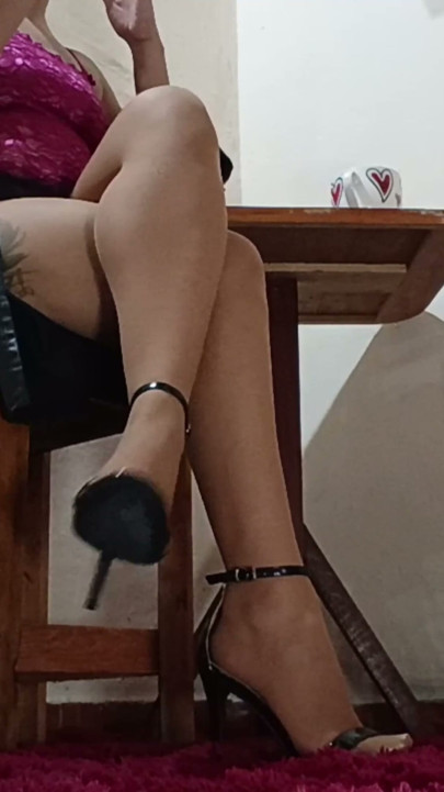 Beautiful secretary with big legs and small feet leaves heels hanging from the tips of her feet | Clip 1