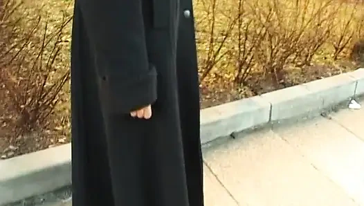 Vollbusige blondine zeigt ihren körper