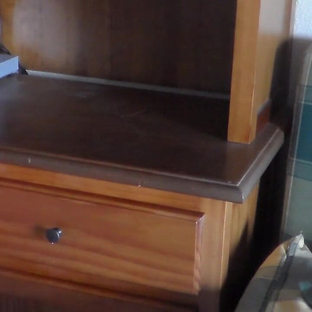 John piša po cijeloj polici za knjige