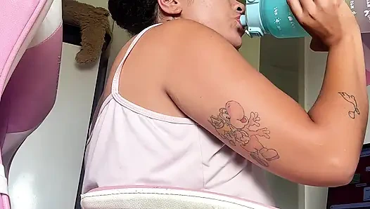 Zu hause büro-arbeitstag molliges mädchen natürliche laute furzen computer-schreibtisch-vibrationen