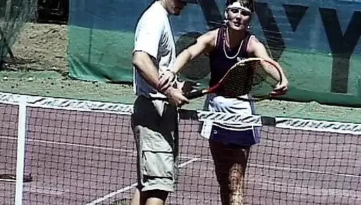 Sidik bağımlısı Fransız sürtük tenis kortunda grup sekste sikiliyor