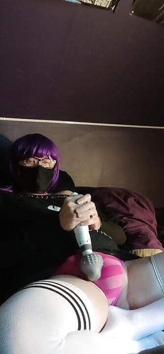 masturbace vibrátorem a stříkání přes kalhotky s Raven LeTrap