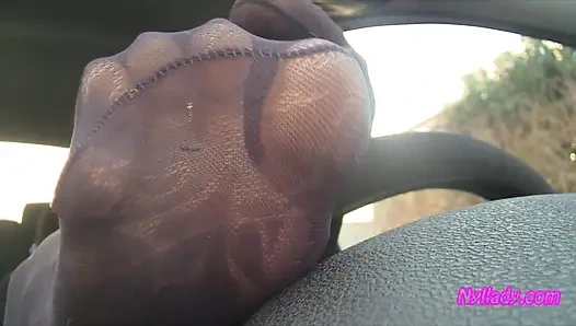 Nyllady'nin desenli külotlu çorapla vites değiştirip tekerlekle ayakla mastürbasyonu