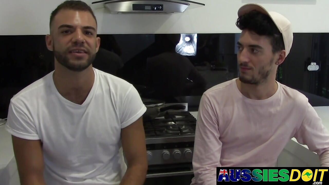 饥渴的澳大利亚人xavier和刘易斯互相取悦对方的鸡巴