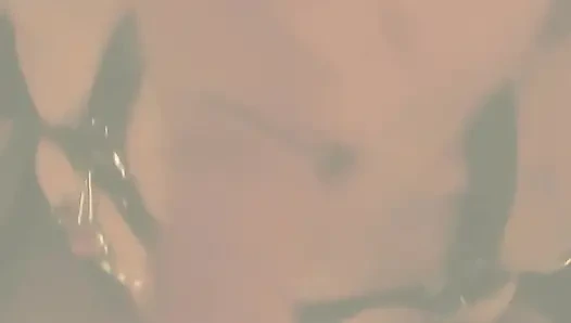 Свематура в темном коридоре отеля, ублажая себя большим черным дилдо, сосет и дрочит член.