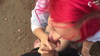 La ragazza fa un pompino pubblico sulla spiaggia - ingoia sperma