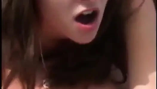 Sexy zierliche brünette nimmt dp beim gangbang mit muskulösen hengsten im freien