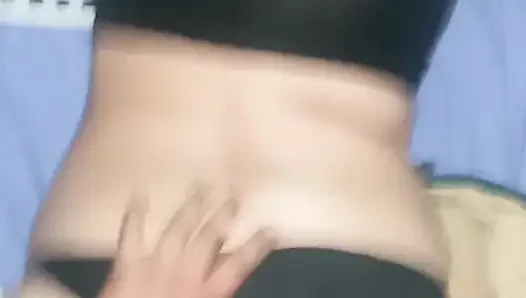 Pembantuku jadi sange berat, jadi aku melucuti bajunya dan aku memasukan kontolku ke dalam memeknya