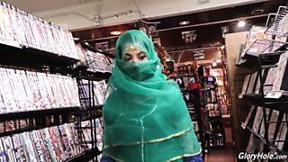 Nadia Ali la bombasse arabe exotique se fait baiser par un black dans un magasin de porno
