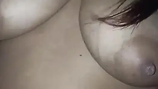 Meydan okuma anal ve derin gırtlağına kadar almaya bağımlı büyük mükemmel doğal memeli bu İspanyol kadınla boşalmamaya çalışıyor, bu kaltak