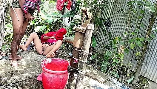 Köy üvey kız kardeşimi dışarıda banyo yaparken siktim.