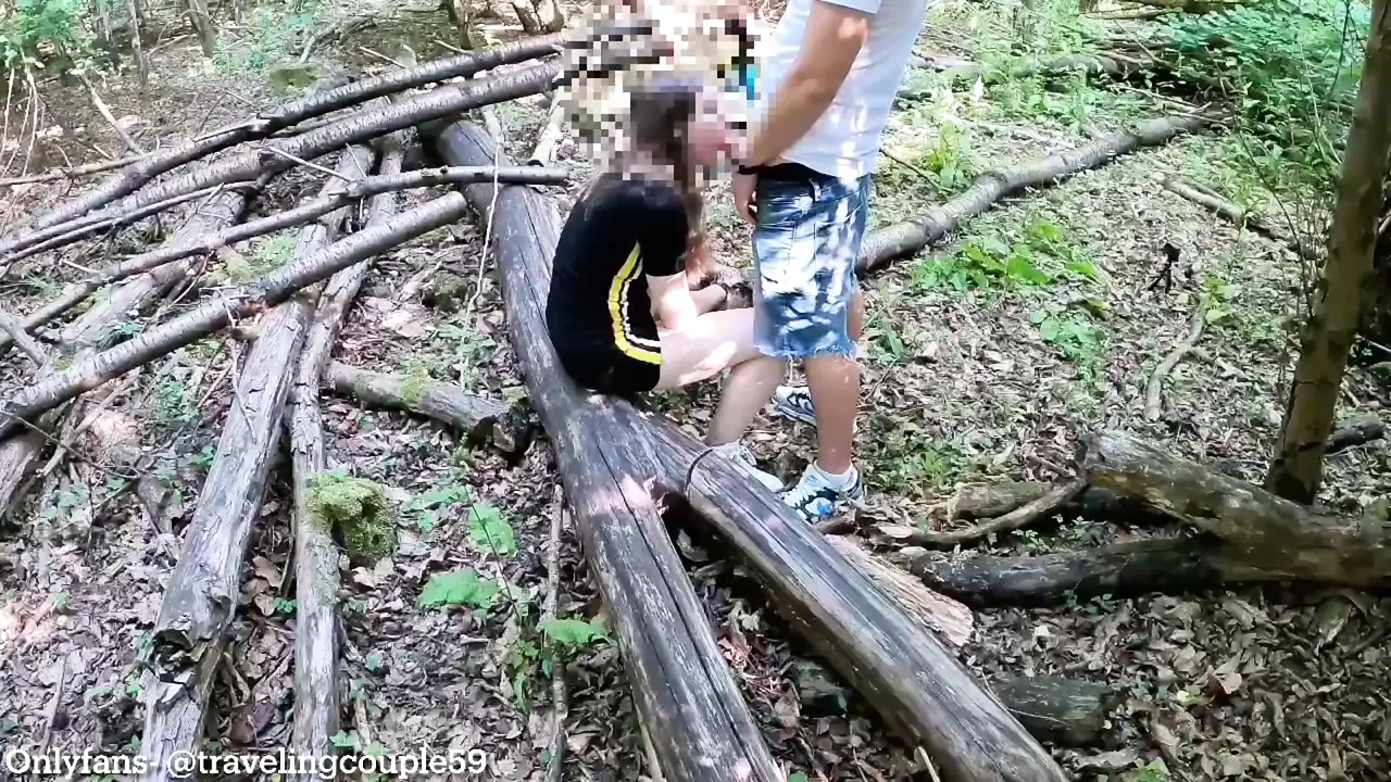 热辣的勉强合法小妞在树林里被干，森林性爱，在户外裸体，裸体小妞，户外性爱