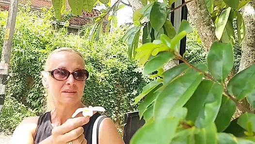 Olgun Sarışın Eş Arada Oral Seksten Hoşlanır