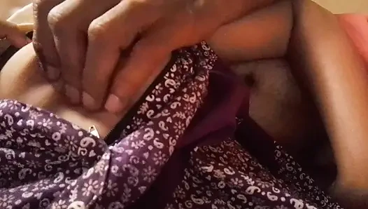 Tamil ev hanımının göğüslerine kocası tarafından masaj yaptırılıyor