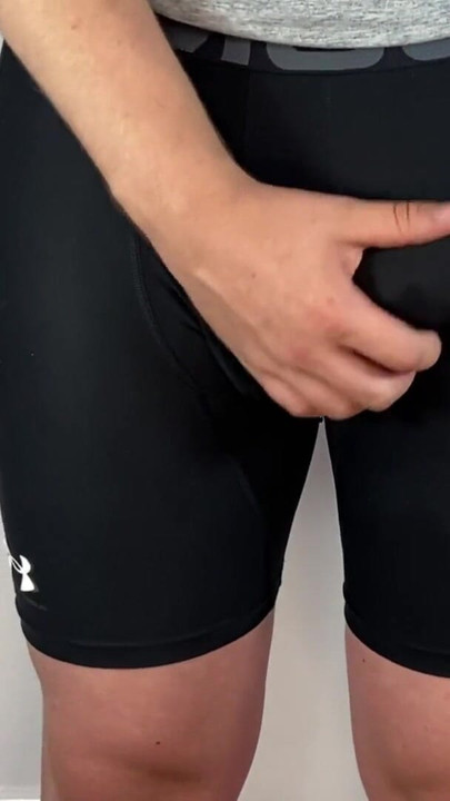 Morate vidjeti trenutak iz "Ogroman kurac, handsfree analni vibrator svršavanje u uske hlače"