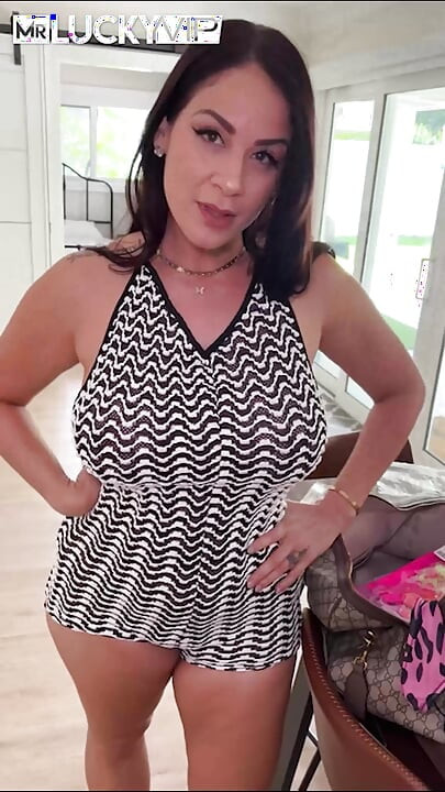 Domnișoara Raquel își expune corpul cu forme și abilitățile în pat