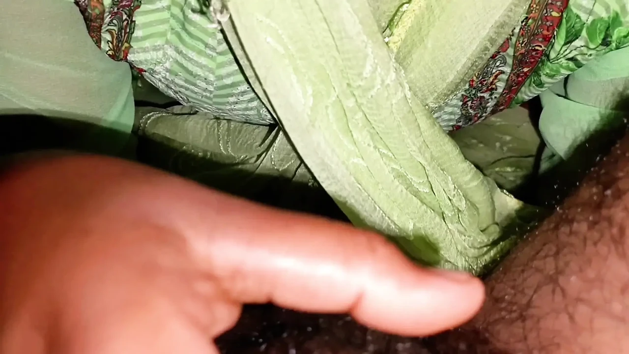 我在开斋节期间爱我的老婆在家。她喜欢和我做爱