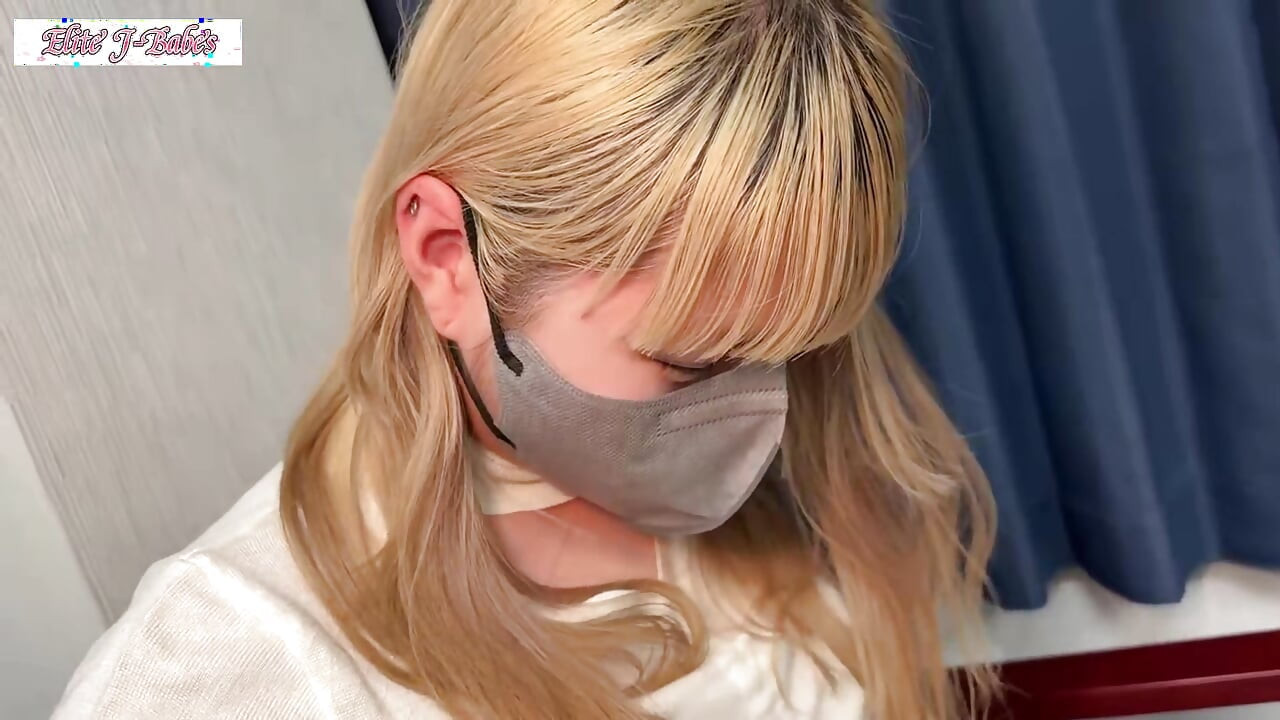 جذابیت معصومانه و متقاعدسازی ملایم شیمی شدید را آشکار می کند زیرا قله های مکرر به طور طبیعی آشکار می شوند 1